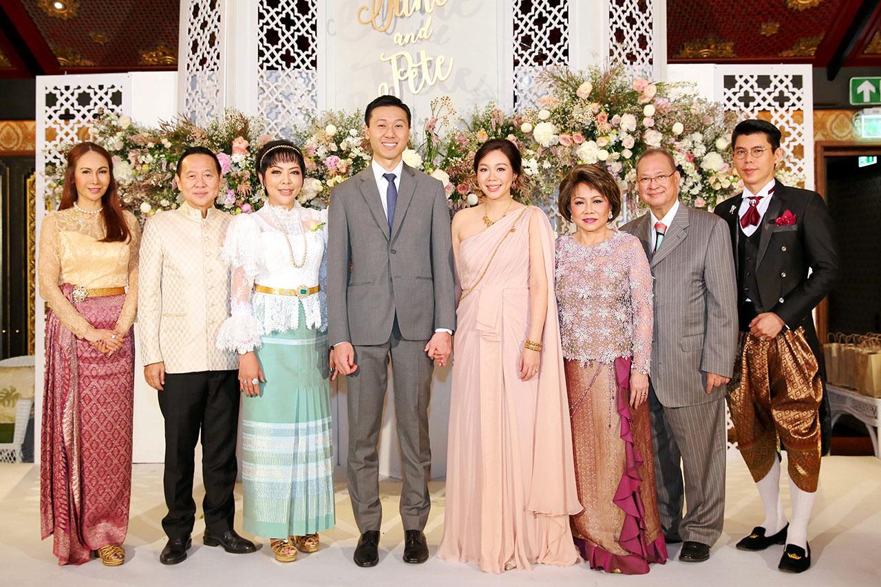 วันวิวาห์ ชัยยศ-บัณพร เอี่ยมอมรพันธ์, วสวัตติ์ วัฒนาศิริสมบัติ และ ปิยมาลา ดำริกาญจน์ มาร่วมอวยพรในงานวิวาห์ระหว่าง จิรารัตน์ บุตรี โกมล-ศศิวิมล ดารารัตนโรจน์ กับ ปีเตอร์ หว่อง บุตร เดวิด ลี-ชิน ปุก ที่ศาลาริมน้ำ โรงแรมแมนดาริน โอเรียนเต็ล วันก่อน.