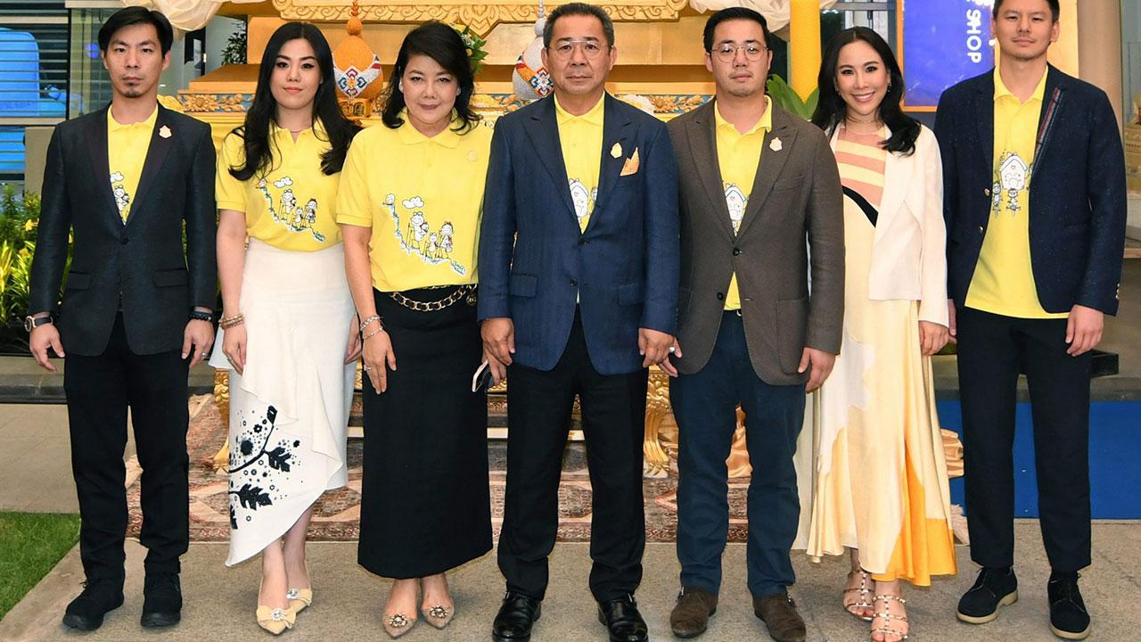 ถวายพระพร วิชัย ศรีวัฒนประภา และ อัยยวัฒน์ ศรีวัฒนประภา จัดพิธีจุดเทียนถวายพระพรชัยมงคล เพื่อแสดงความจงรักภักดีและสำนึกในพระมหากรุณาธิคุณ ในโอกาสเฉลิมพระชนมพรรษา สมเด็จพระเจ้าอยู่หัวมหาวชิราลงกรณ บดินทรเทพยวรางกูร ที่คิง เพาเวอร์ รางน้ำ วันก่อน.