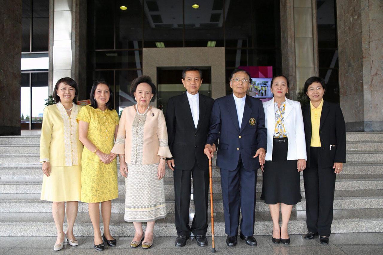 36 ปี ภราดา ดร.บัญชา แสงหิรัญ จัดประชุมเพื่อเตรียมจัดงาน “ร่วมจิตต์น้อมเกล้าฯ เพื่อเยาวชนฯ ดิเรกดล 36 ปี” โดยมี ภราดา ดร.ประทีป ม.โกมลมาศ, คุณหญิงแสงเดือน ณ นคร,ปรานทิพย์ ธิติศักดิ์ และ ศศิวิมล อุทัยพันธ์ มาร่วมประชุมด้วย ที่กรมประชาสัมพันธ์ วันก่อน.