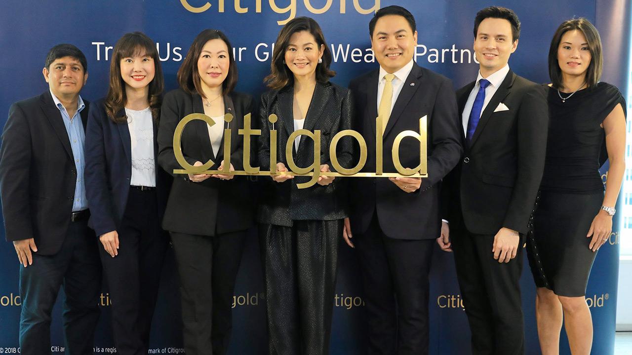 แนะให้รวย วีระอนงค์ จิระนคร ภู่ตระกูล และ ดอน จรรย์ศุภรินทร์ เปิดตัว 4 บริการจาก ซิตี้โกลด์ เพื่อตอบโจทย์การลงทุนตามความต้องการของลูกค้า พร้อมแนะนำแบรนด์แอมบาสเดอร์ สู่ขวัญ บูลกุล โดยมี พีรันธร วรรณประเสริฐ มาร่วมงานด้วย ที่ธนาคารซิตี้แบงก์ สนง.ใหญ่ วันก่อน.