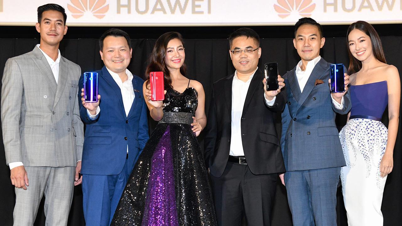 ไม่ธรรมดา อิงมาร์ หวาง เปิดตัว “HUAWEI nova 3 Series” สมาร์ทโฟนปฏิวัติการเซลฟี่ 4 กล้อง สมองกล AI พร้อมแนะนำพรีเซนเตอร์ เบลล่า–ราณี แคมเปน โดยมี ทศพร นิษฐานนท์ และ ชาญวิทย์ เขียวนาวาวงศ์ษา มาร่วมงานด้วย ที่เอฟเวิลด์ ซีเนม่า เซ็นทรัลเวิลด์ วันก่อน.