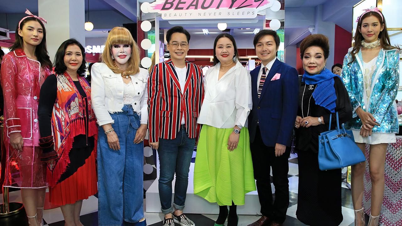 ครบเครื่อง สุริยน ศรีอรทัยกุล, นภัสนันท์ พรรณนิภา และ ดร.เฉลิมรัฐ นาควิเชียร เปิดแฟล็กชิปสโตร์ Beauty 24 ศูนย์รวมผลิตภัณฑ์ความงามแบรนด์ชั้นนำ พร้อมบริการออนไลน์ 24 ชม. โดยมี สุมณี คุณะเกษม และ สุมาลี ศรีสุภรวาณิชย์ มาร่วมงานด้วย ที่สยามสแควร์ วันก่อน.