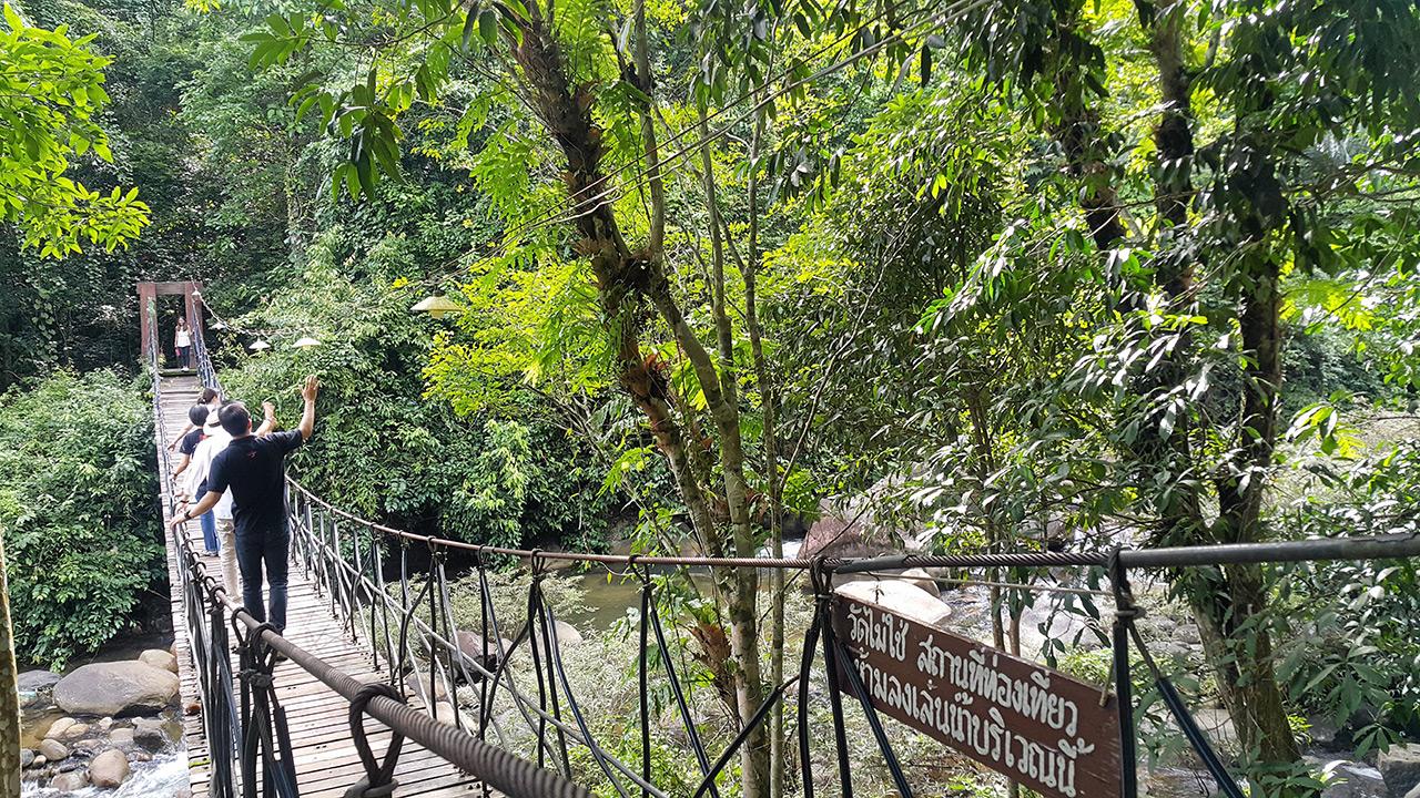 สะพานแขวนก่อนข้ามไปธารน้ำตกที่วัดเขาบรรจบ.