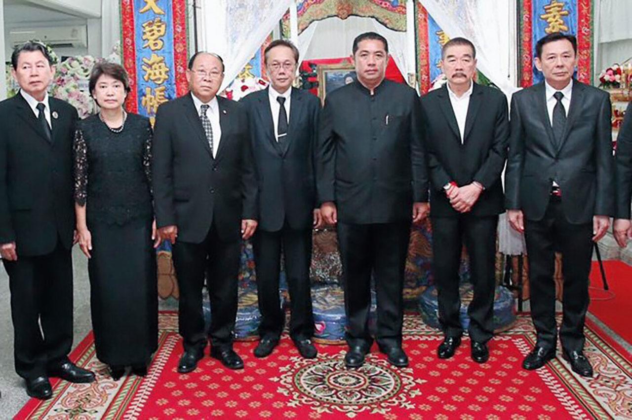 ปลายทางชีวิต สนธยา คุณปลื้ม อดีต รมว.วัฒนธรรม เป็นประธานในพิธีสวดพระอภิธรรมศพ สุรีพร เบญจศิริวรรณ มารดา ปัญญา เบญจศิริวรรณ และ อดิศักดิ์ เบญจศิริวรรณ โดยมี นิคม ไวยรัชพานิช, พล.ต.อ.จงรัก จุฑานนท์ และ ถิรชัย วุฒิธรรม มาร่วมในพิธีด้วย ที่วัดธาตุทอง วันก่อน.