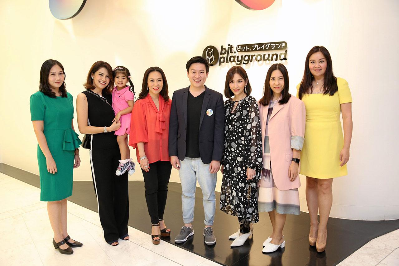 เล่นสนุก สุธาวดี ศิริธนชัย และ เกียรติยศ พานิชปรีชา เปิดตัว “บิท.เพลย์กราวด์” สวนสนุกดิจิทัลอินเตอร์แอคทีฟ รวมเทคโนโลยีสุดล้ำเหมาะกับพัฒนาการของเด็ก โดยมี ดร.อุษณีย์ มหากิจศิริ ลีโอณีโอ, ดร.พิมพนิต คอนดี และ สิตมน ผลดี มาร่วมงานด้วย ที่ดิ เอ็มควอเทียร์ วันก่อน.