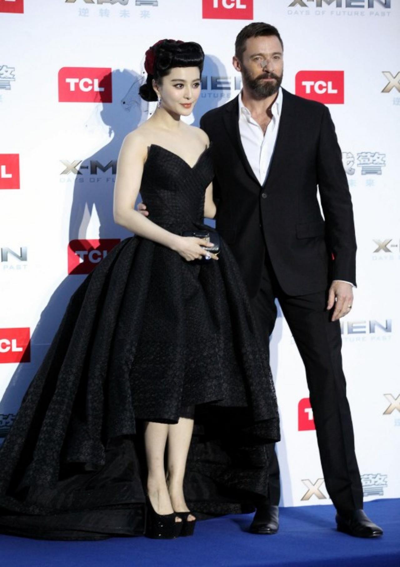 ฟ่าน ปิงปิง ถ่ายรูปคู่กับ ฮิวจ์ แจ็คแมน หนึ่งในนักแสดงนำจากภาพยนตร์เรื่อง X-Men