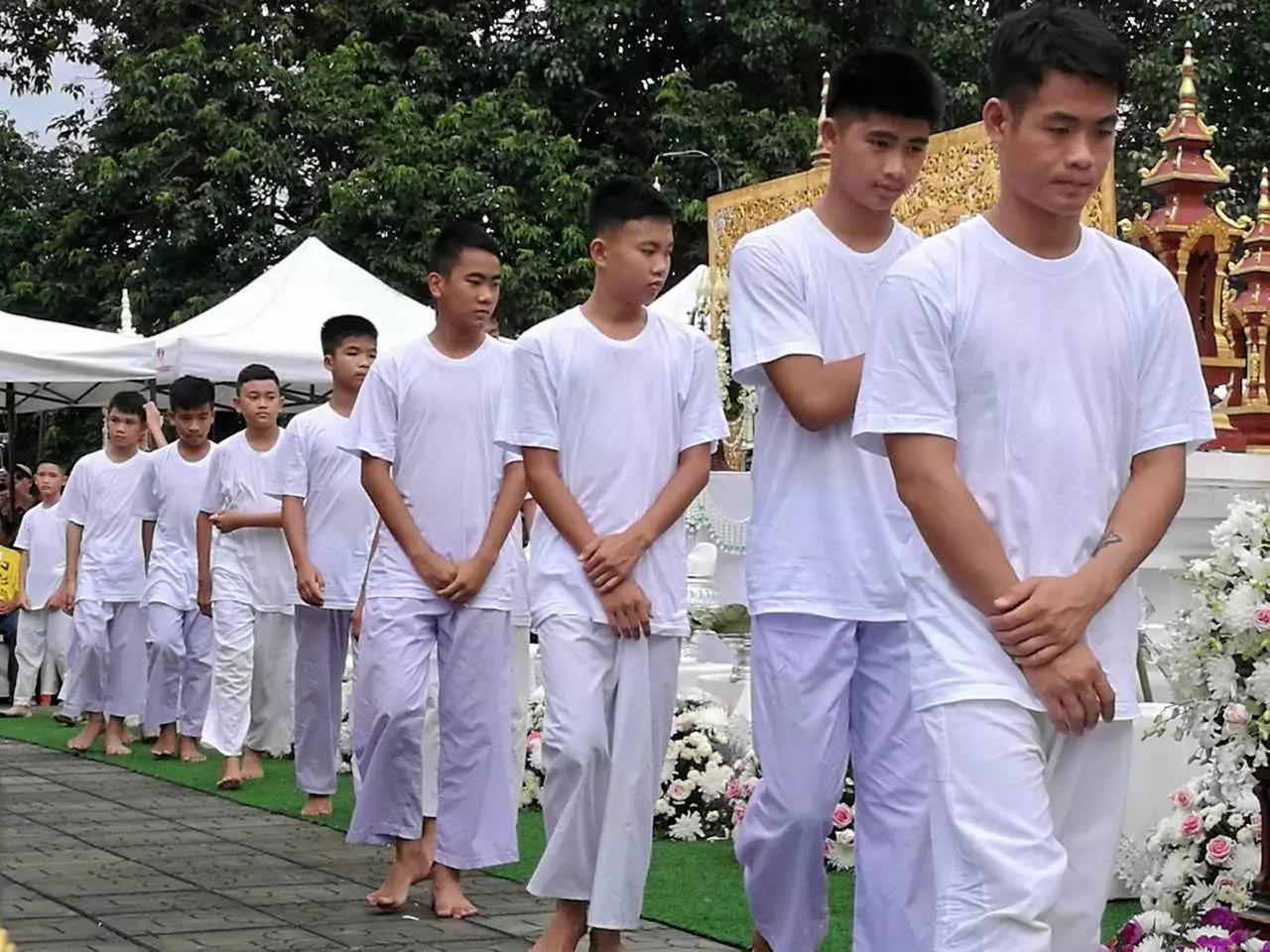ทำพิธีฮ้องขวัญ ปลงผม อาบน้ำส้มป่อย 12 หมูป่า พร้อมเข้าโบสถ์บวช