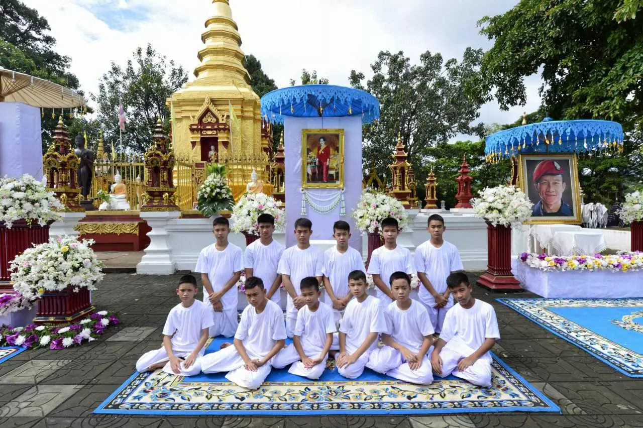 ทำพิธีฮ้องขวัญ ปลงผม อาบน้ำส้มป่อย 12 หมูป่า พร้อมเข้าโบสถ์บวช