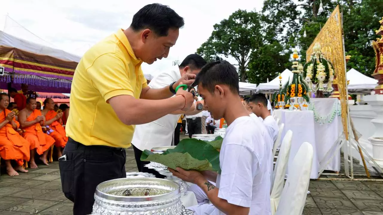 ทำพิธีฮ้องขวัญ ปลงผม อาบน้ำส้มป่อย 12 หมูป่า พร้อมเข้าโบสถ์บวช