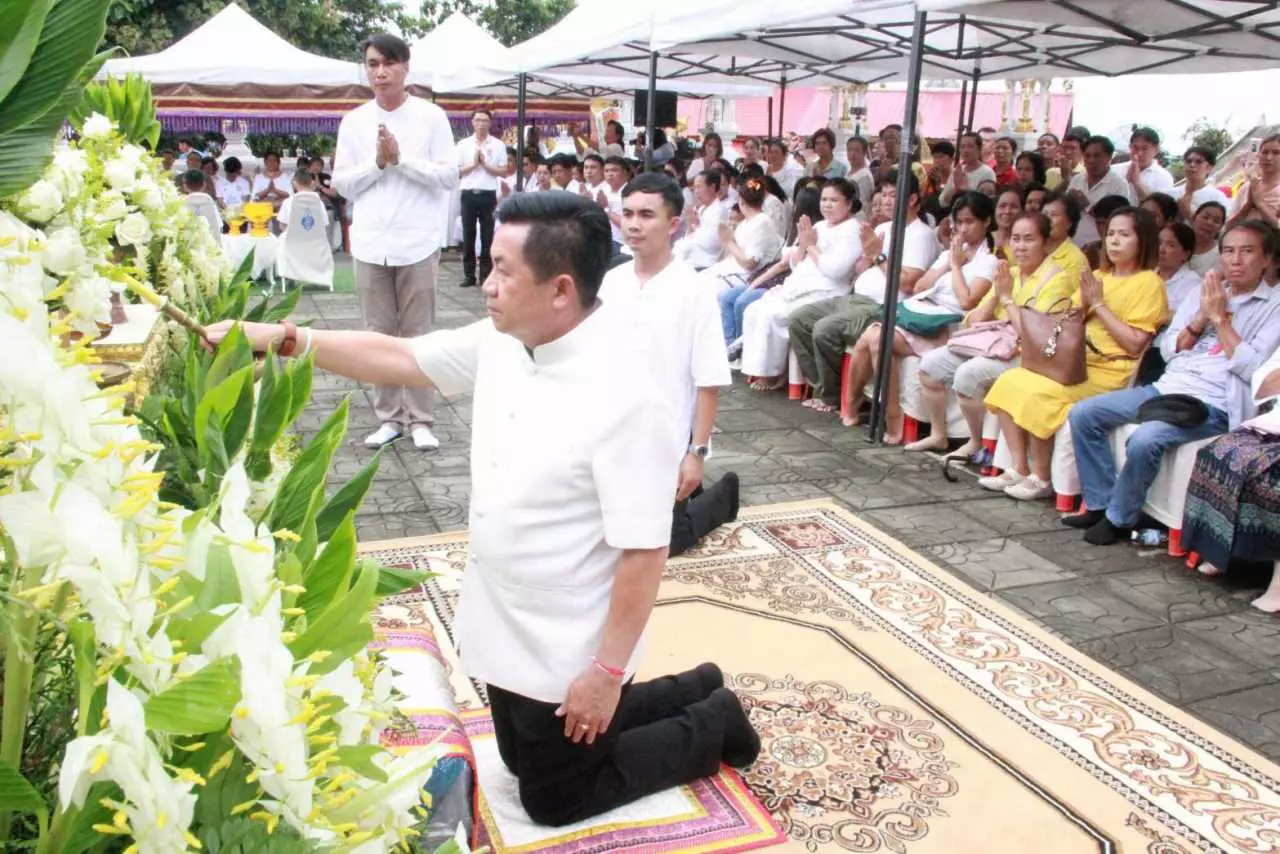 ทำพิธีฮ้องขวัญ ปลงผม อาบน้ำส้มป่อย 12 หมูป่า พร้อมเข้าโบสถ์บวช