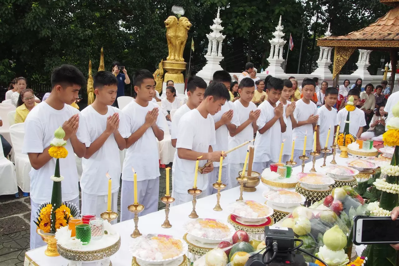 12 ชีวิตทีมหมูป่า สวมชุดขาว ร่วมบวงสรวงพระธาตุดอยเวา ก่อนปลงผมลาบวช