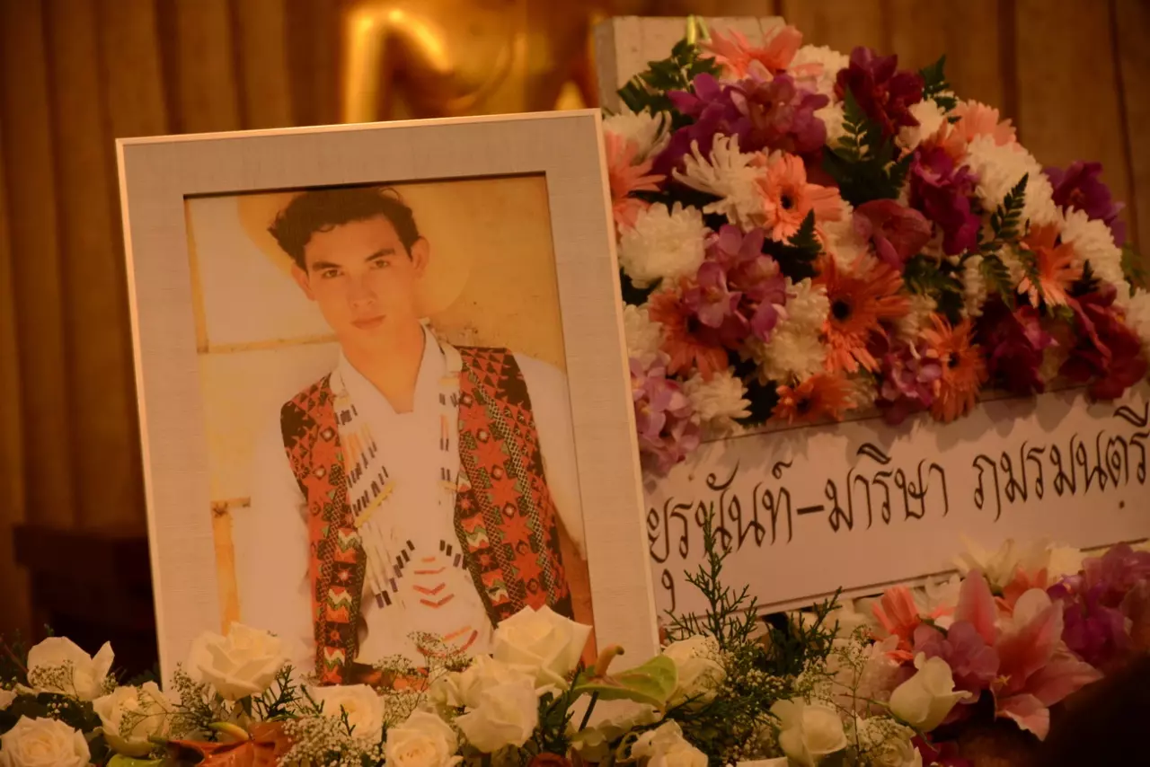 สุดสะเทือนใจ พ่อแรม จูบแก้มลูกชายครั้งสุดท้าย ก่อนทำพิธีศพ โอ วรุฒ