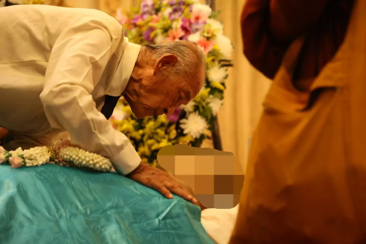 สุดสะเทือนใจ พ่อแรม จูบแก้มลูกชายครั้งสุดท้าย ก่อนทำพิธีศพ โอ วรุฒ