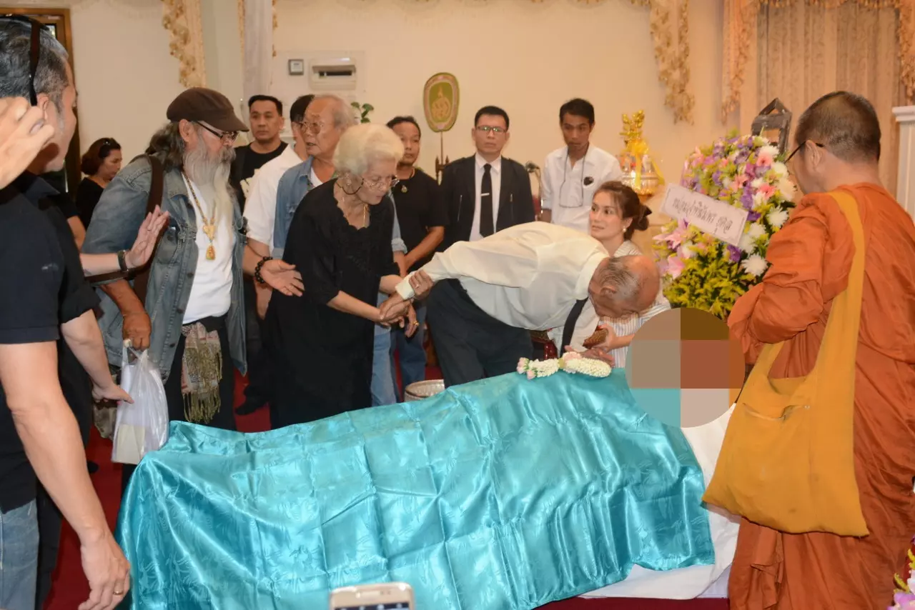 สุดสะเทือนใจ พ่อแรม จูบแก้มลูกชายครั้งสุดท้าย ก่อนทำพิธีศพ โอ วรุฒ