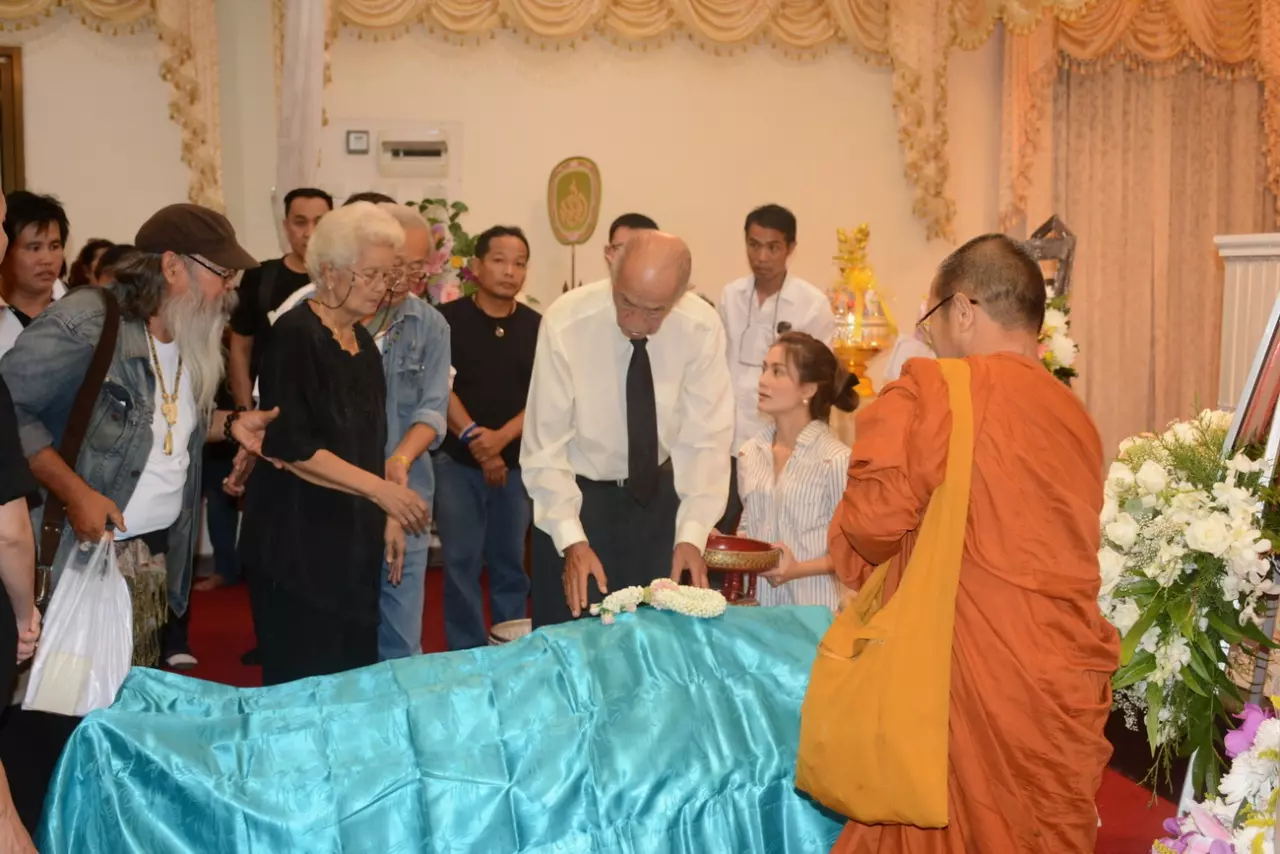 สุดสะเทือนใจ พ่อแรม จูบแก้มลูกชายครั้งสุดท้าย ก่อนทำพิธีศพ โอ วรุฒ