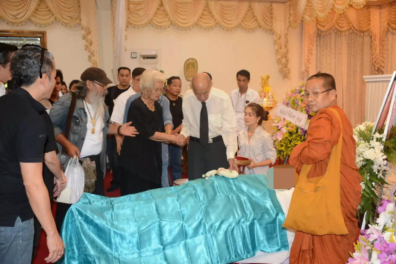 สุดสะเทือนใจ พ่อแรม จูบแก้มลูกชายครั้งสุดท้าย ก่อนทำพิธีศพ โอ วรุฒ