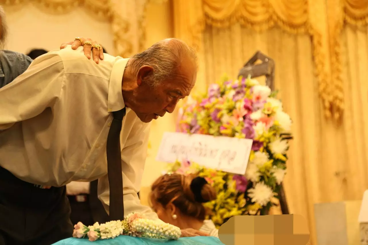 สุดสะเทือนใจ พ่อแรม จูบแก้มลูกชายครั้งสุดท้าย ก่อนทำพิธีศพ โอ วรุฒ