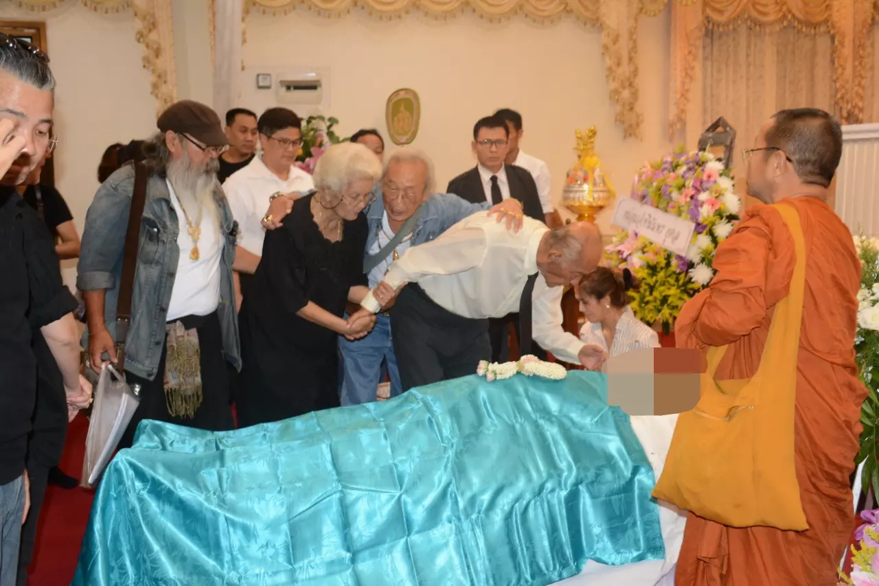 สุดสะเทือนใจ พ่อแรม จูบแก้มลูกชายครั้งสุดท้าย ก่อนทำพิธีศพ โอ วรุฒ