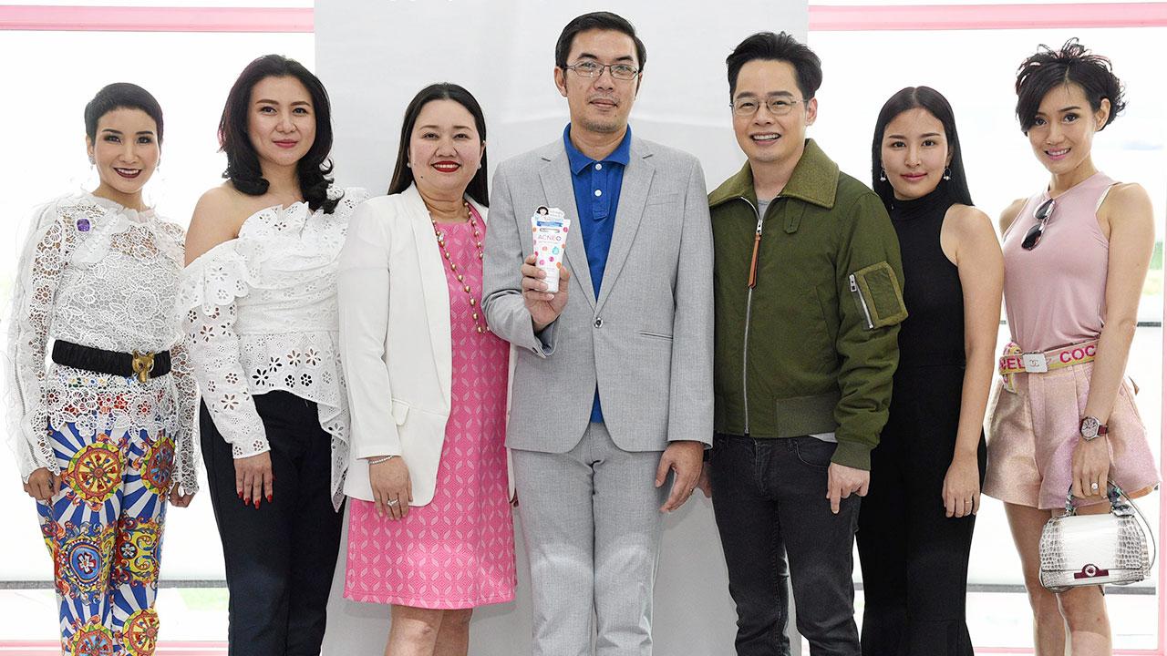 บุกตลอด วนิช จักษุจินดา จัดงานฉลองในโอกาส “Dr. Somchai” ผลิตภัณฑ์ดูแลรักษาสิวอย่างมีประสิทธิภาพ วางจำหน่ายในบิวตี้ ทเวนตี้โฟร์ โดยมี สุริยน ศรีอรทัยกุล, กรองกาญจน์ ชมะนันทน์, ดร.อารียา อัศวานันท์ และ พรพรรณ รัตนหิรัญญา มาร่วมงานด้วย ที่สยามสแควร์ วันก่อน.