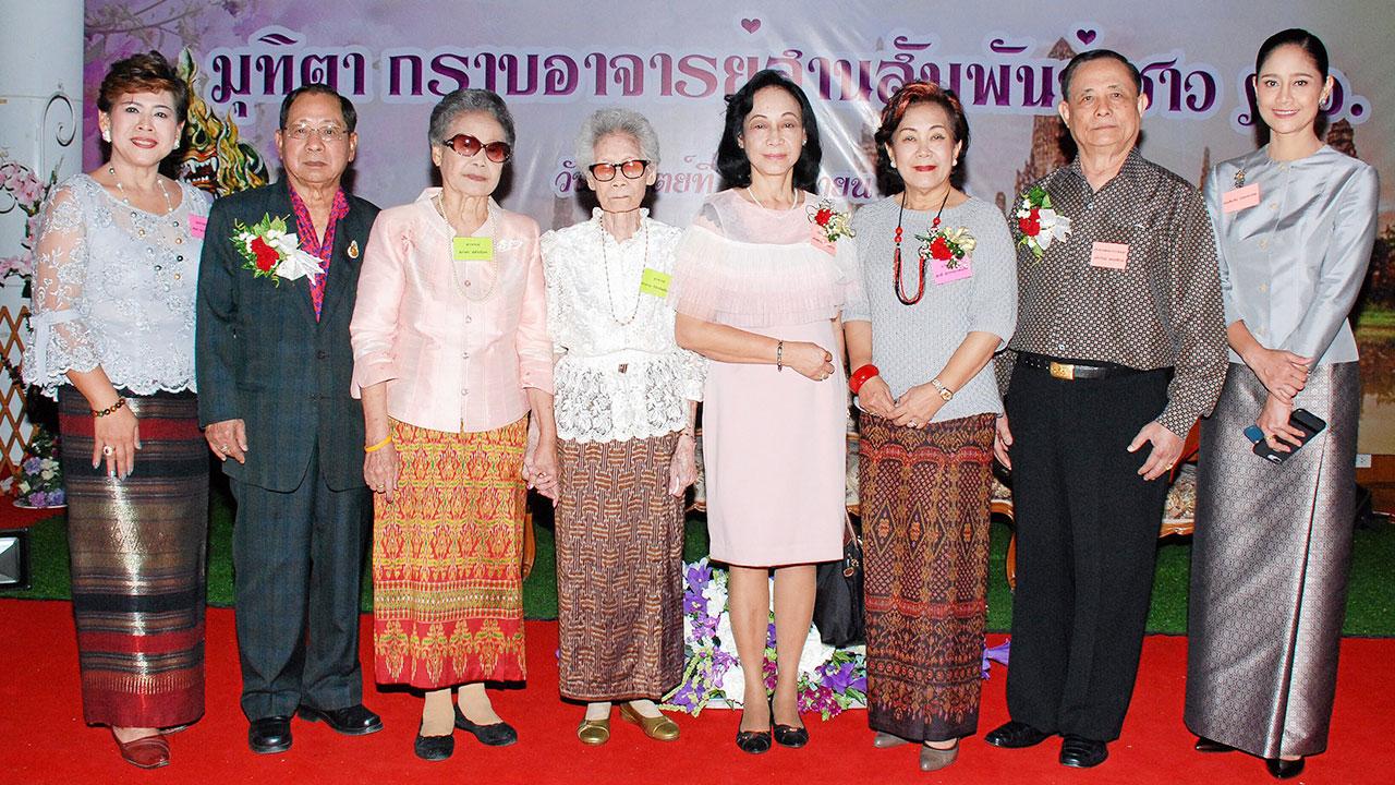 กราบครู สุวดี สุวรรณวลัยกร นายกศรีอยุธยาสมาคม จัดงาน “มุทิตาจิต กราบอาจารย์ สานสัมพันธ์ ชาว ศ.อ.” โดยมี ประวิทย์ พฤทธิกุล, ตรีสุคนธ์ จิตต์สงวน, อำนวย วัชรกิตติธาดา, อาทร สถิรภัทร และ นพ.ปรากรม วุฒิพงศ์ มาร่วมในพิธีด้วย ที่โรงเรียนศรีอยุธยา วันก่อน.