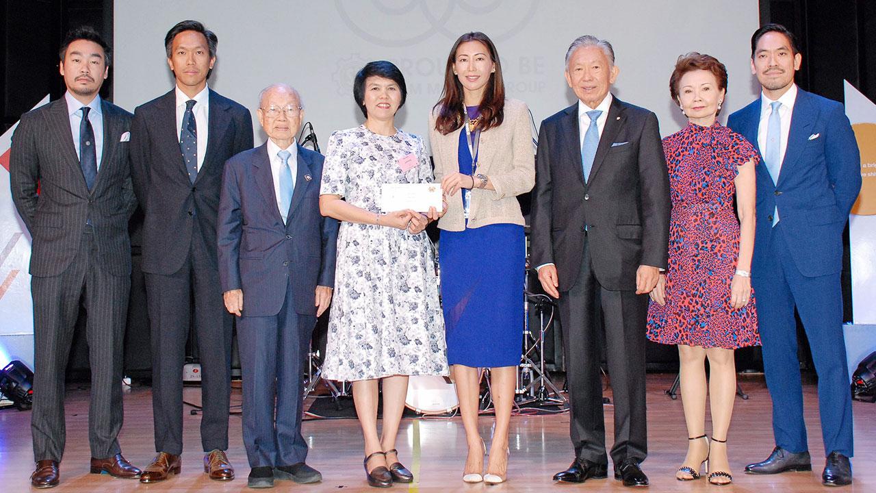 66ปี ประนัปดา พรประภา มอบเงินจำนวน 50,000 บาท ให้แก่ ภารดี สังข์ทองจีน เพื่อสมทบทุน มูลนิธิไทยรัฐ ในโอกาสครบรอบ 66 ปี การก่อตั้งบริษัทสยามกลการ โดยมี ปริญญา พรประภา, ดร.พรเทพ พรประภา และ ปณิธาน พรประภา มาร่วมในพิธีด้วย ที่อาคารสยามกลการ วันก่อน.