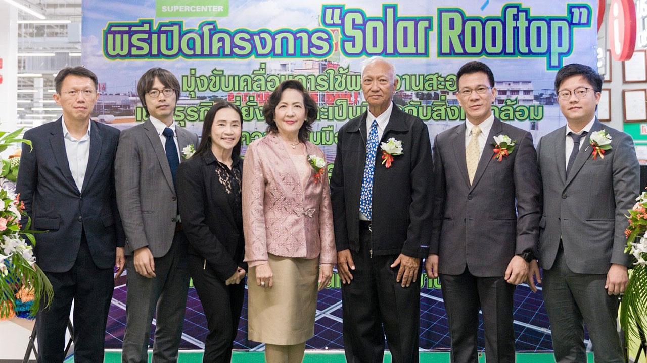 สุดยอด สุจิตรา วิชยศึกษ์ และ วรวิทย์ ขำขนิษฐ์ เปิดโครงการ “Solar Rooftop” เพื่อความสำเร็จในการใช้งานพลังงานไฟฟ้าจากแสงอาทิตย์ลดปริมาณคาร์บอน โดยมี บุญศักดิ์ ศรีประเสริฐยิ่ง และ โยชิโนริ ซูกะ มาร่วมงานด้วย ที่บิ๊กซี ซูเปอร์เซ็นเตอร์ สาขาปทุมธานี วันก่อน.