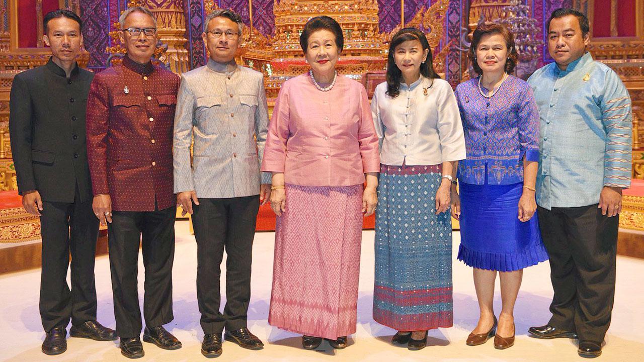 อย่าพลาด ท่านผู้หญิงจรุงจิตต์ ทีขะระ จัดแถลงข่าวการแสดงโขนมูลนิธิส่งเสริมศิลปาชีพฯประจำปี 2561 ตอน “พิเภกสวามิภักดิ์” ระหว่างวันที่ 3 พ.ย.-5 ธ.ค. โดยมี พิมพ์รวี วัฒนวรางกูร, ประเมษฐ์ บุณยะชัย และ ดร.อนุชา ทีรคานนท์ มาร่วมงานด้วย ที่ศูนย์วัฒนธรรมแห่งประเทศไทย วันก่อน.