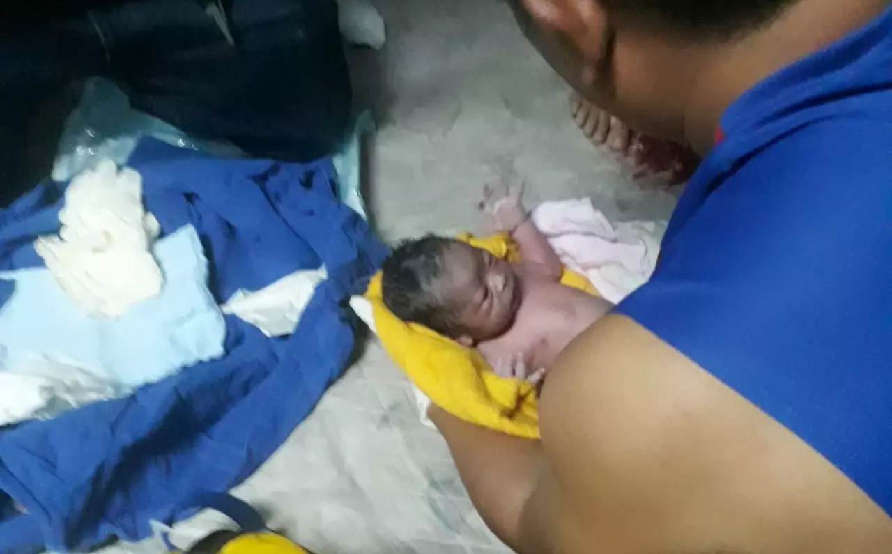 อั้นไม่ไหว! สาววัย 24 คลอดลูกกลางบ้าน คอหวยไม่พลาดหาเลขเด็ด