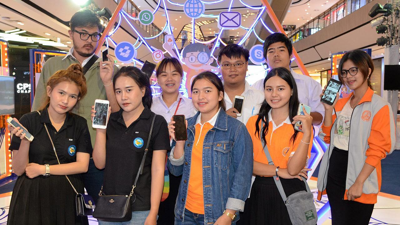 นักศึกษาชายหญิงให้ความสนใจเข้าชมสื่อดิจิทัลที่ไปให้ความรู้แก่เด็กและเยาวชนที่ไปร่วมโครงการฯ.