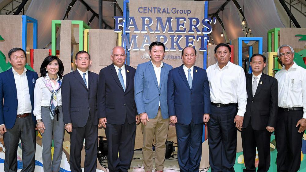 เกษตรกร - พล.อ.อนุพงษ์ เผ่าจินดา รมว.มหาดไทย เปิดงาน Central Group Farmers’Market ประชารัฐ โมเดิร์นเทรด จุดนัดพบเกษตรกรตัวจริงจากแหล่งรวมสินค้าคุณภาพ 4 ภาค โดยมี พล.ต.อ.อัศวิน ขวัญเมือง, พิชัย จิราธิวัฒน์ และ สุพัตรา จิราธิวัฒน์ มาร่วมงานด้วย ที่เซ็นทรัลเวิลด์ วันก่อน.