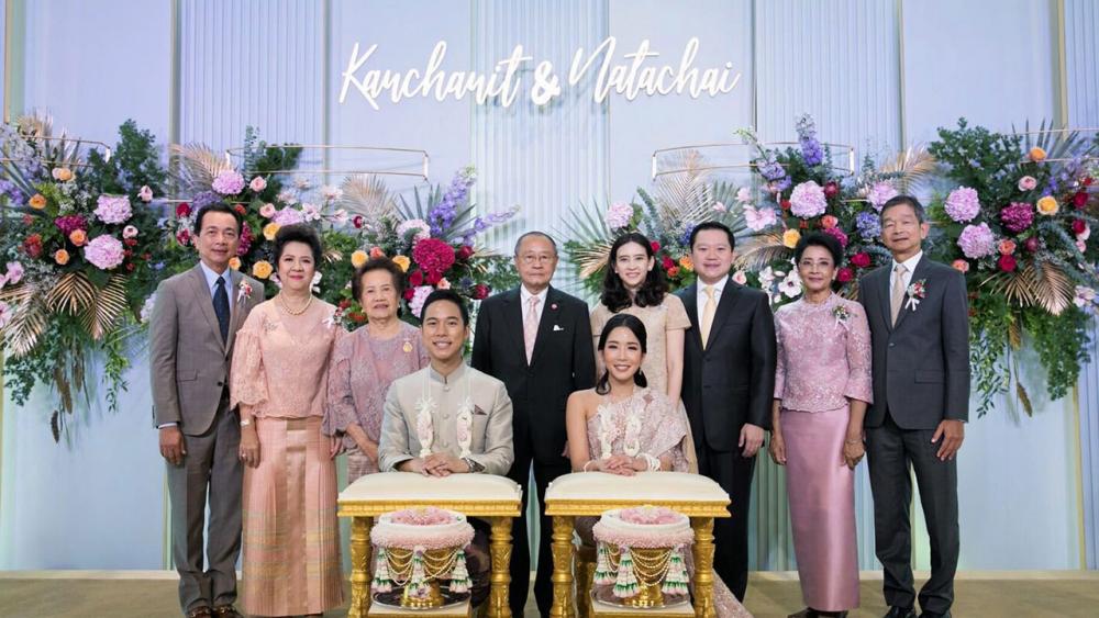 คู่สวีท - ดร.สุเมธ ตันติเวชกุล เป็นประธานในพิธีหลั่งน้ำพระพุทธมนต์มงคลสมรสระหว่าง กานต์ชนิต บุตรี ธีระพงษ์-ดวงพร อังศุภูติพันธ์ กับ ณัฐไชย บุตร พล.อ.อ.ดร.สมศักดิ์-ลักขณานะวิโรจน์ โดยมี ฐาปน-ปภัชญา สิริวัฒนภักดี มาร่วมงานด้วย ที่โรงแรมเพนนินซูล่า วันก่อน.