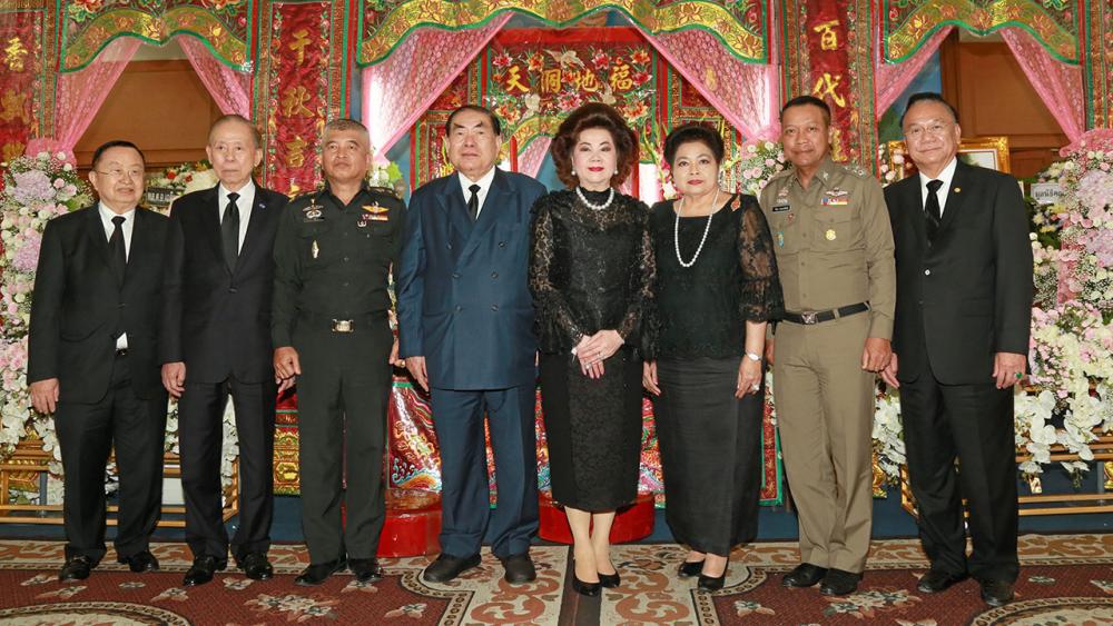 สู่สุคติ - ประชัย เลี่ยวไพรัตน์ เป็นประธานในพิธีสวดพระอภิธรรมศพ มุ้ยเตียง แซ่แต้ มารดา วรวิทย์ วีรบวรพงศ์ โดยมี พล.อ.รังสรรค์ ฤทธิ์ประเสริฐ, พล.ต.อ.ดร.วิทยา ประยงค์พันธุ์, จิ้ง พิพัฒน์ เวช, วิบูลย์ เลาหพงศ์ชนะ และ สายสม วงศาสุลักษณ์ มาร่วมในพิธีด้วย ที่วัดเทพศิรินทราวาส วันก่อน.