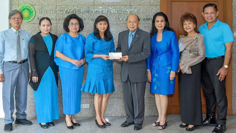ไว้ดำเนินการ - สุเทพ วงศ์กำแหง, ดร.วีณา เชิดบุญชาติ และ ศรวณี โพธิเทศ มอบเงินรายได้ ส่วนหนึ่งการจัดคอนเสิร์ต “เพื่อพี่รี่-สวลี ผกาพันธุ์” ศิลปินแห่งชาติ ให้แก่ พิมพ์รวี วัฒนวรางกูร อธิบดีกรมส่งเสริมวัฒนธรรม เพื่อดำเนินการในกิจกรรมงานสังคม วันก่อน ที่กรมส่งเสริมวัฒนธรรม.