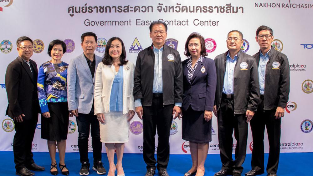 ดีมาก - วิเชียร จันทรโณทัย ผวจ.นครราชสีมา เปิด ศูนย์ราชการสะดวก จังหวัดนครราชสีมา เพื่ออำนวยความสะดวกให้ลูกค้าติดต่องานราชการ โดยมี วัลยา จิราธิวัฒน์, มุรธาธีร์ รักชาติเจริญ และ นฤต รัตนพิเชฏฐชัย มาร่วมงานด้วย ที่ห้างเซ็นทรัลพลาซา นครราชสีมา วันก่อน.