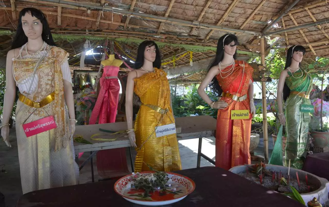 สายหวยต้องมา! ส่องหาเลขเด็ด สี่เจ้าแม่ วัดศรีนวรัฐ