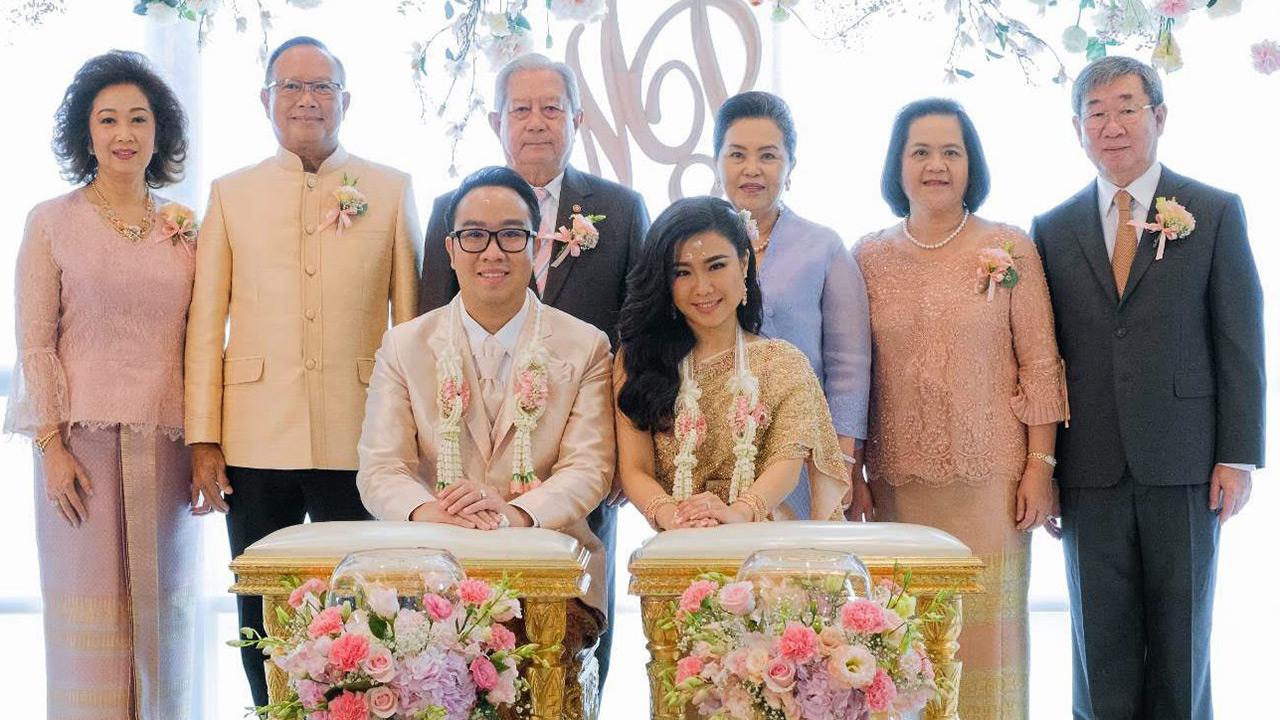 คู่สวีท - พล.อ.สุรยุทธ์ จุลานนท์ องคมนตรี เป็นประธานในพิธีหลั่งน้ำพระพุทธมนต์มงคลสมรสระหว่าง มนระวี บุตรี กมล-ระวิ ประทีปดลปรีชา กับ พิสาข์ บุตร ร.ต.อนุสสรณ์-โฉมตรู นาคศรีชุ่ม โดยมี พ.อ.หญิง ท่านผู้หญิงจิตรวดี จุลานนท์ มาร่วมงานด้วย ที่โรงแรมเดอะ เซนต์ รีจิส วันก่อน.