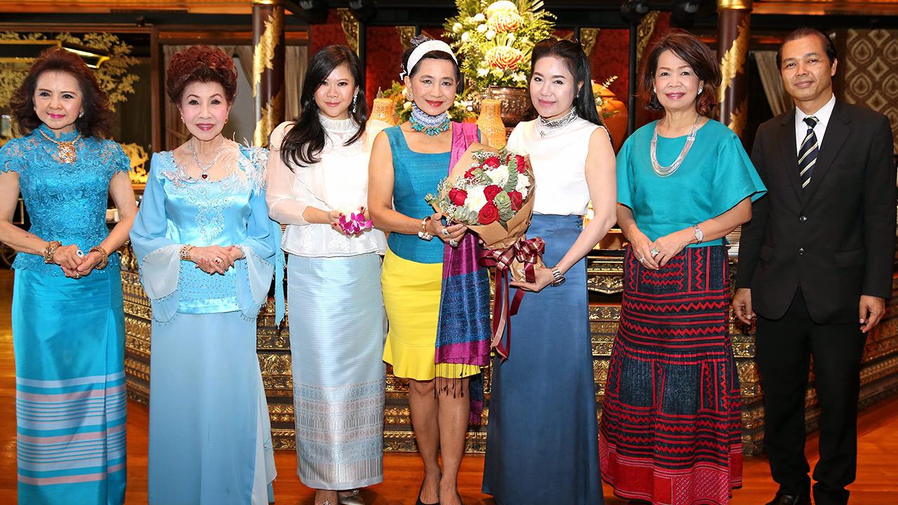 ชื่นมื่น - ฐิตินันท์ เกียรติไพบูลย์ และ ศศินันท์ โลจายะ จัดงานเลี้ยงฉลองให้ หม่อมไฉไล ยุคล ณ อยุธยา ในโอกาสเดือนแห่งวันแม่ โดยมี ลัดดา รติโรจนากุล, อติพร ศิริพัฒน์, ยุพเยาว์ เพียรพาณิชย์พร และ มรกต คิดการดี มาร่วมงานด้วย ที่โรงแรมแมนดาริน โอเรียนเต็ล วันก่อน.