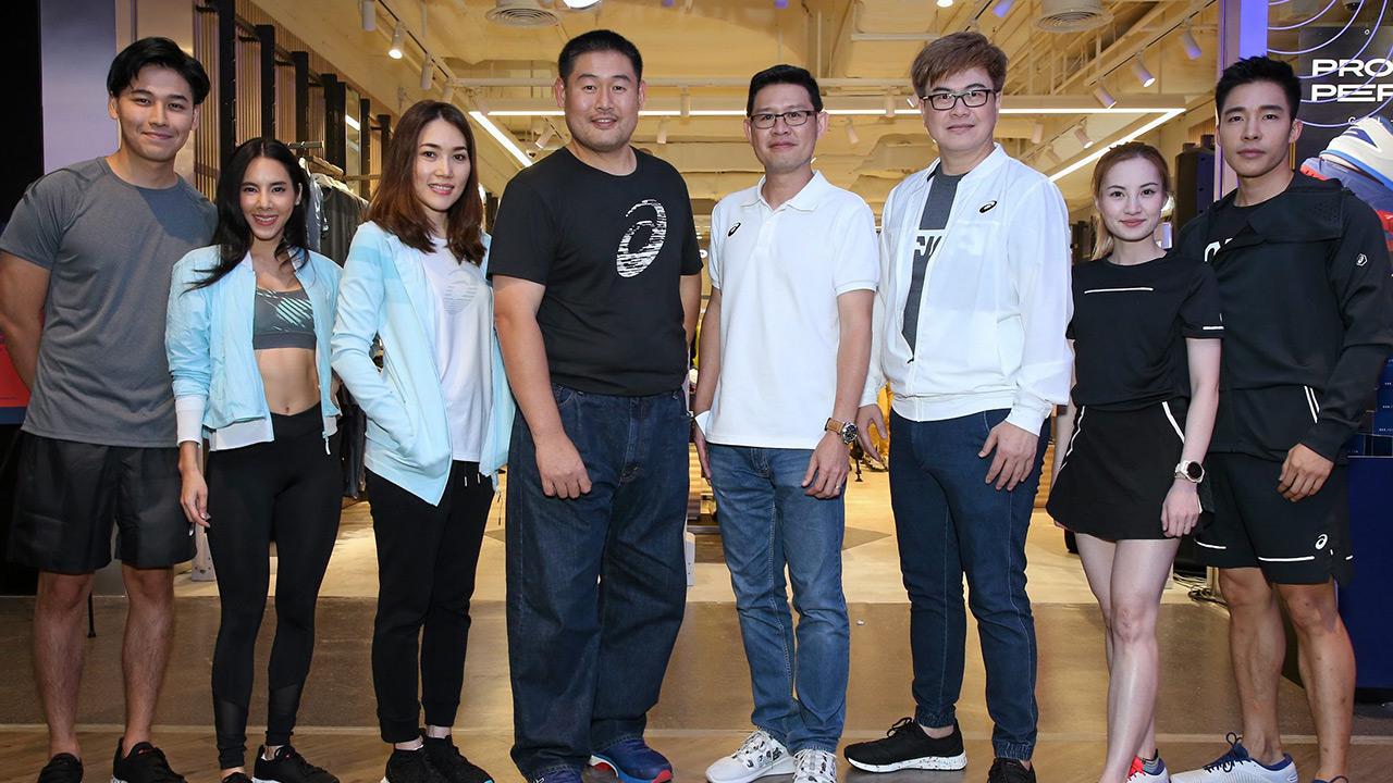 ใส่สบายจริง - วโรดม พรานบุญปลูก เปิดสโตร์ “เอซิคส์” พร้อมอวดโฉมรองเท้าวิ่งรุ่นล่าสุด GELKAYANO 25 และรองเท้าแนวสตรีทแฟชั่น HYPERGEL SAI & KAN โดยมี อมรวรรณ จาตุรันตานนท์, องอาจ สุขเลิศกมล และ พรศักดิ์ ชินวงศ์วัฒนา มาร่วมงานด้วย ที่เซ็นทรัลเวิลด์ วันก่อน.