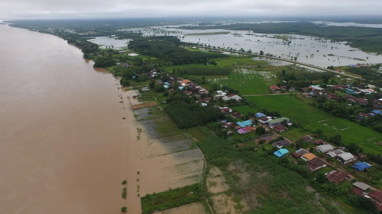 น้ำโขงบึงกาฬทรงตัว แต่ลำห้วยล้นท่วมทางไปด่านศุลกากร กระทบขนส่งผ่านแดน