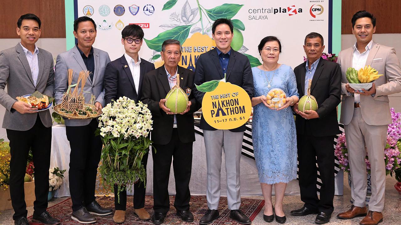 ไปกินส้มโอ ปิติพร ชุติสิริวัฒนา และ ประมวล ง้วนพริ้ง แถลงข่าวการจัดงาน วันส้มโอมณฑล นครชัยศรีและของดีนครปฐม ระหว่างวันที่ 11-17 ก.ย. ที่เซ็นทรัลพลาซา ศาลายา โดยมี ธนโรจน์ แตงเข็ม, พัสสน ศรินทุ และ ทิม ไทยทวี มาร่วมงานด้วย ที่เซ็นทรัลเวิลด์ วันก่อน.