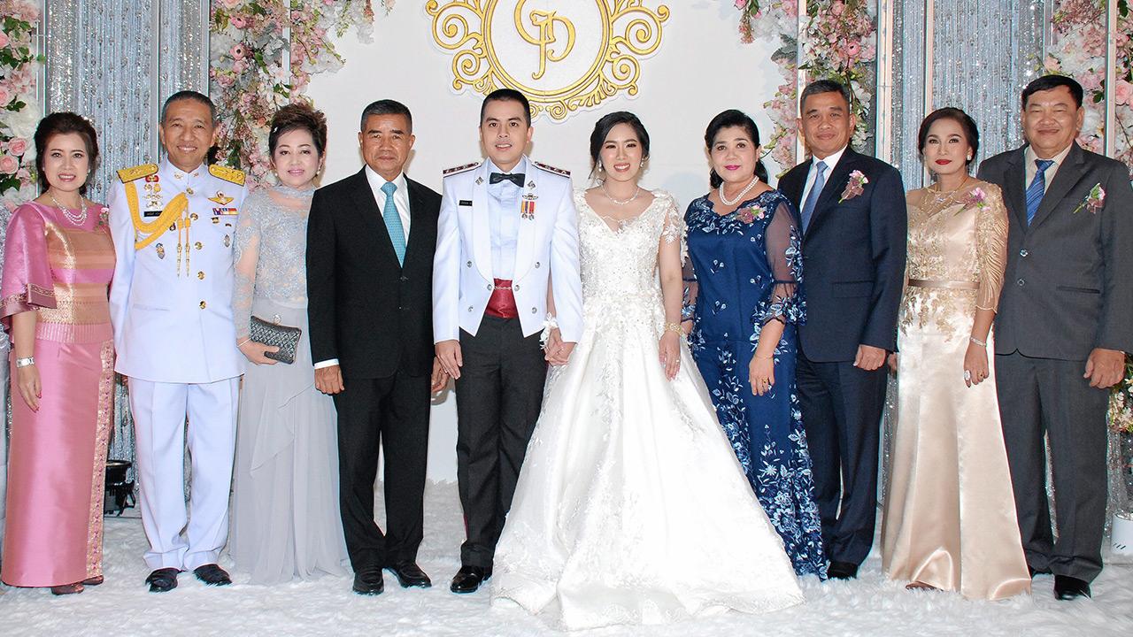คู่สวีท พล.อ.ชัยชาญ ช้างมงคล รมช.กลาโหม เป็นประธานในงานวิวาห์ระหว่าง ร.ท.หญิง กัญญาวีร์ บุตรี พล.ท.โชติวัฒน์-ณัฐนพิน ภูมิภัทรสวัสดิ์ กับ ร.ต.อ.ภัทรยศ บุตร พล.อ.ยศนันท์-ธนวีณา หร่ายเจริญ โดยมี พล.อ.เฉลิมชัย สิทธิสาท มาร่วมอวยพรด้วย ที่สโมสรทหารบก วันก่อน.