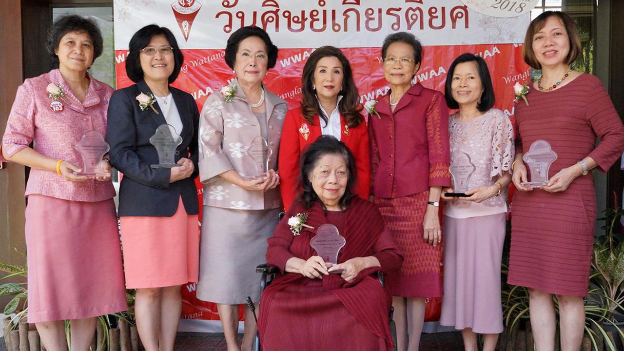 ภูมิใจ ชลลกา เก่งระดมยิง นายกสมาคมศิษย์วังหลังวัฒนา จัดงานมอบรางวัล วันศิษย์เกียรติยศ ให้แก่ ศ.พญ.ภัทรพร อิศรางกูร ณ อยุธยา, ศ.ดร.มัทนี รัตนิน, ศ.ดร.พรสรรค์ วัฒนางกูร, ศ.ส.พญ.ดร.ชลลดา บูรณกาล และ รศ.พญ.สุภาภรณ์ เต็งไตรสรณ์ ที่ ร.ร.วัฒนาวิทยาลัย วันก่อน.