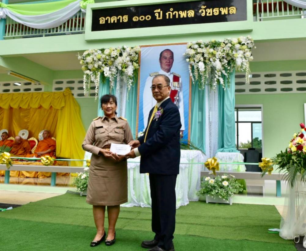 ไทยรัฐได้มอบเงินสด 200,000 บาท เพื่อให้จดทะเบียนจัดตั้งมูลนิธิเพื่อการศึกษาไทยรัฐวิทยา
