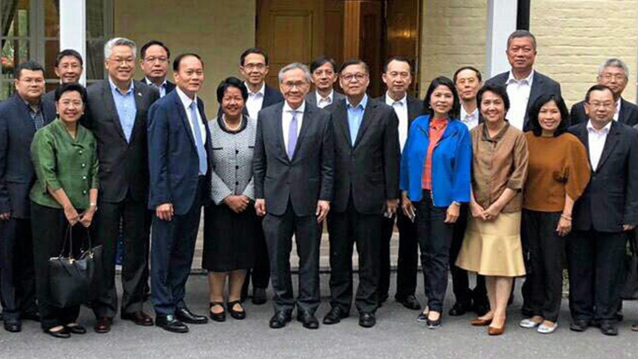 ประชุมใหญ่ - ดอน ปรมัตถ์วินัย รมว.ต่างประเทศ ไปเป็นประธานการประชุมเอกอัครราชทูตและกงสุลใหญ่ไทยในยุโรป เพื่อมอบนโยบายการทำงานตามนโยบายรัฐบาล ที่กรุงสตอกโฮล์ม ประเทศสวีเดน เมื่อวันก่อน.