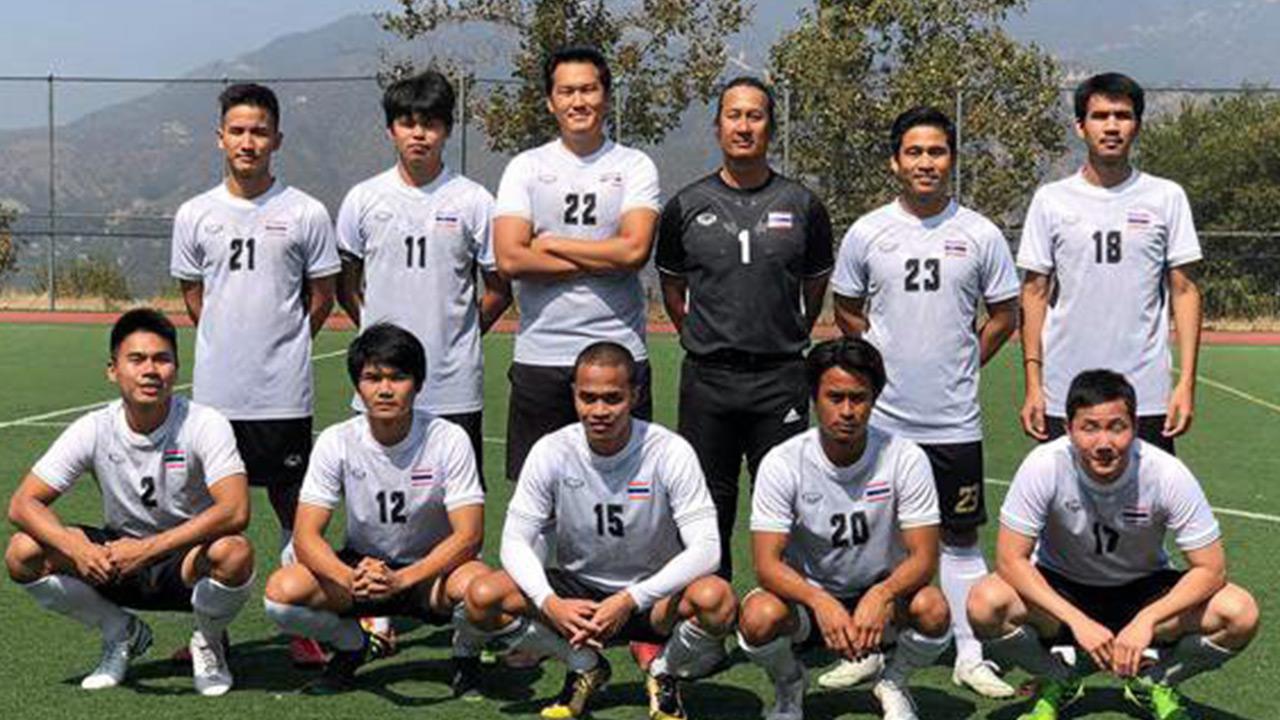 คว้าแชมป์ - นักฟุตบอลทีม Thailand Football Club (TFC) แชมป์ “ไทยซ็อกเกอร์ลีก ครั้งที่ 2” ครองถ้วยนายกรัฐมนตรี พล.อ.ประยุทธ์ จันทร์โอชา จากการแข่งขันรอบชิงที่สนามฟุตบอลเมืองเกลนเดล เมื่อวันก่อน.