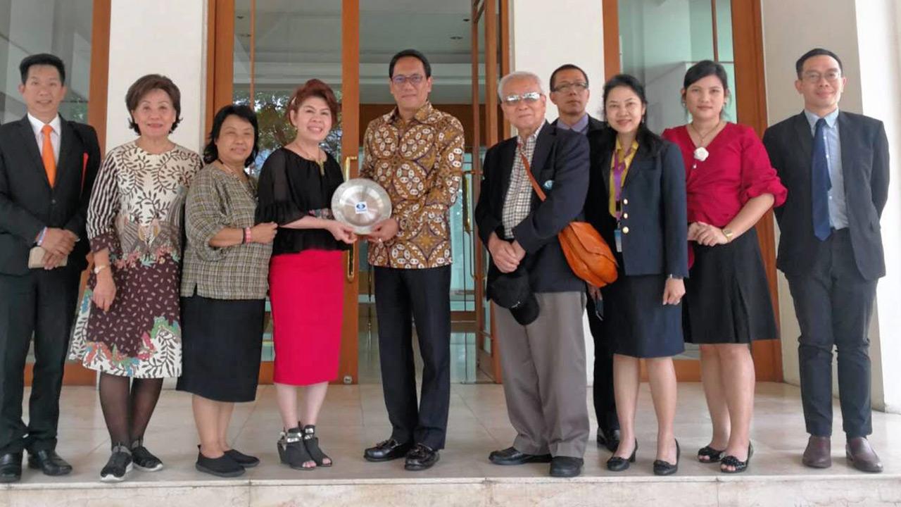 เยี่ยมคารวะ - ทรงพล สุขจันทร์ ออท. ณ กรุงจาการ์ตา ประเทศอินโดนีเซีย ต้อนรับ นาตยา เชษฐโชติรส รองประธานสภาการหนังสือพิมพ์แห่งชาติ นำคณะเข้าเยี่ยมคารวะในการเดินทางไปเยือนสภาสื่อมวลชนอินโดนีเซีย.