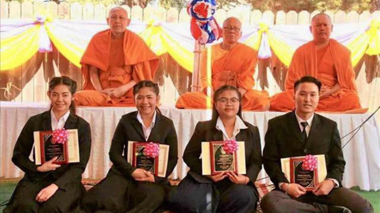ครูอาสา - พระครูสิริรัตนธรรมวิเทศ เจ้าอาวาสวัดมงคลรัตนาราม เมืองเบิร์กลีย์ สหรัฐฯ มอบประกาศเกียรติคุณแก่ คณะครูอาสาจาก มรภ.บ้านสมเด็จเจ้าพระยา โครงการสอนภาษาและศิลปวัฒนธรรมไทยภาคฤดูร้อน.