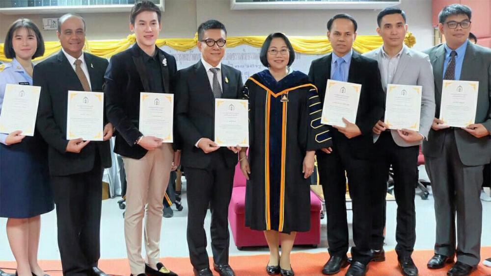 ภูมิใจ - ผศ.ดร.ดวงเดือน จันทร์เจริญ มอบรางวัล “ศิษย์เก่าดีเด่น ด้านวิชาชีพและวิชาการ” ของคณะพัฒนาทรัพยากรมนุษย์ ม.รามคำแหง ให้แก่ ดร.สมศักดิ์ ชลาชล โดยมี รศ.ดร.ทวีศักดิ์ รูปสิงห์, แพรพลอย วิไลลักษณ์, กิตติกร พนังแก้ว และ ธรรมรัตน์ ธุระทอง มาร่วมรับด้วย ที่ ม.ราม วันก่อน.