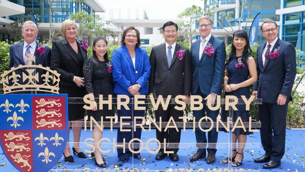 มาตรฐานสูง - ไบรอัน เดวิดสัน ทูตอังกฤษ เปิดโรงเรียนนานาชาติโชรส์เบอรี กรุงเทพ-ซิตี้ แคมปัส ให้ ชาลี โสภณพนิช โดยมี อุษา สมบูรณ์, เดวิด ลีส์, สตีเฟน ฮอลลอยด์, สิริพร โสภณพนิช, อแมนด้า เดนนิสสัน และ ดร.ปาริตา เสือพันธ์ มาร่วมในพิธีด้วย ที่โรงเรียน ย่าน RCA พระราม 9 วันก่อน.