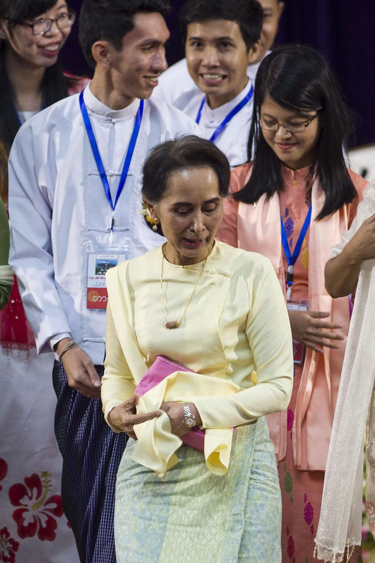 กลุ่มนักศึกษามหาวิทยาลัยย่างกุ้ง รุมต้อนรับอองซาน ซูจี ผู้นำโดยพฤตินัยของเมียนมาอย่างอบอุ่น.